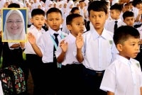 Bagi seorang kanak-kanak, melangkah ke sekolah rendah bukan sekadar berpindah tempat. Ia merupakan perubahan besar dalam dunia kecil mereka. Foto: Facebook SK Kg Johan Setia. Gambar kecil: Dr Siti Noor Fauziah 