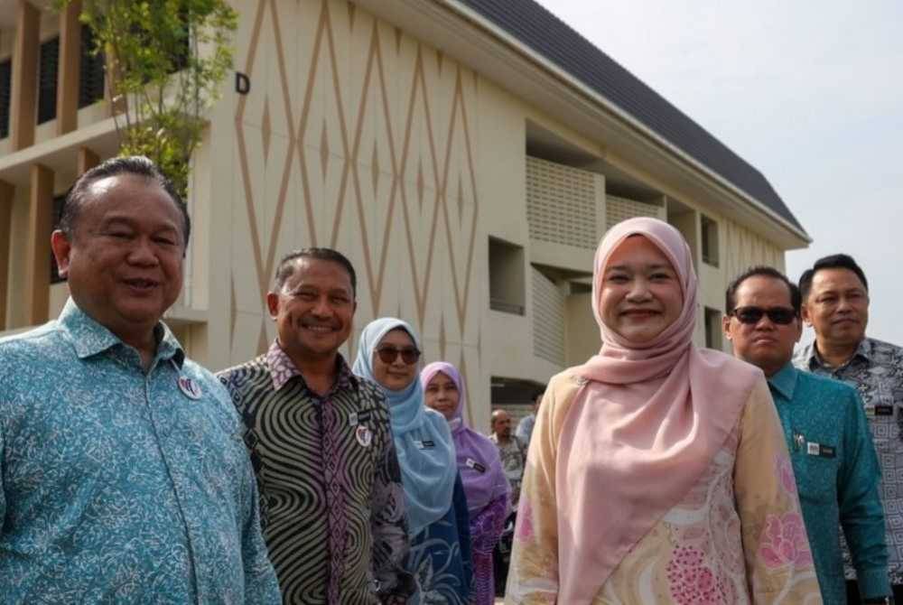 Alexander (kiri) bersama Menteri Pendidikan, Fadhlina Sidek (kanan) selepas mengadakan lawatan ke SK Putrajaya Presint 8(3) pada Khamis.