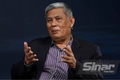 Dalam usaha untuk memperkasakan pelajar lepasan maahad tahfiz dan pondok, Alimuddin turut mencadangkan semua IPTA supaya menyediakan program khas. 