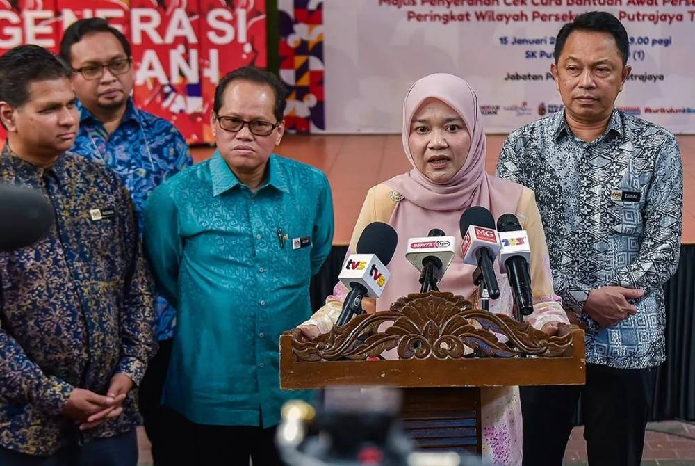 Fadhlina (dua, kanan) berkata, kajian dilaksanakan kerana kerajaan mengambil maklum permintaan dan pandangan ibu bapa serta warga pendidik berhubung keperluan kedua-dua ujian itu.