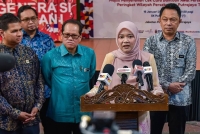 Fadhlina (dua, kanan) berkata, kajian dilaksanakan kerana kerajaan mengambil maklum permintaan dan pandangan ibu bapa serta warga pendidik berhubung keperluan kedua-dua ujian itu.