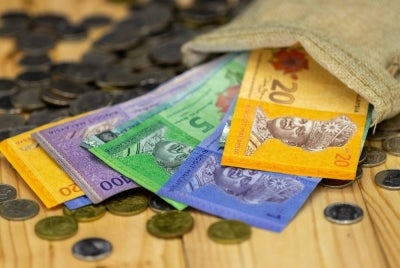 Dalam keadaan ekonomi yang dicirikan oleh kenaikan harga makanan, barangan keperluan, perkhidmatan serta kos utiliti, jurang antara pendapatan dan perbelanjaan asas semakin melebar khususnya dalam kalangan isi rumah berpendapatan rendah dan sederhana. Foto: Canva 