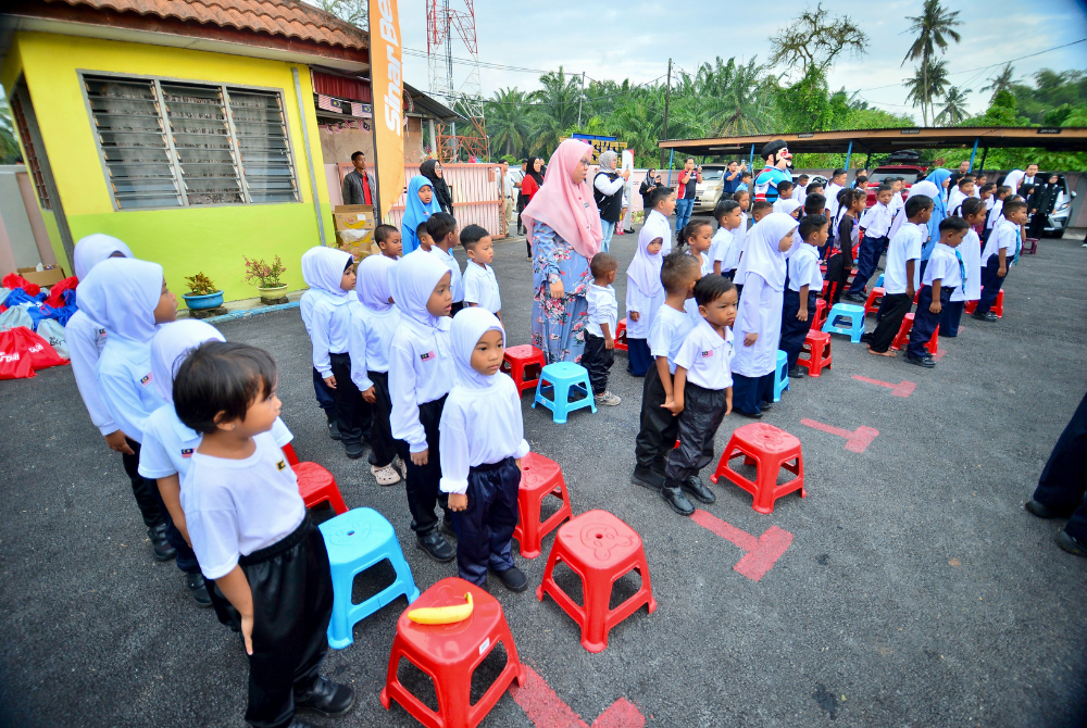 TERUJA... Pelajar prasekolah menyanyikan lagu sekolah dengan penuh semangat