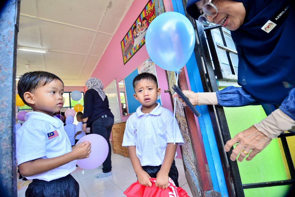 Pelajar prasekolah (kanan) sedih dan mencuba untuk pulang kerana tidak terbiasa bersekolah.