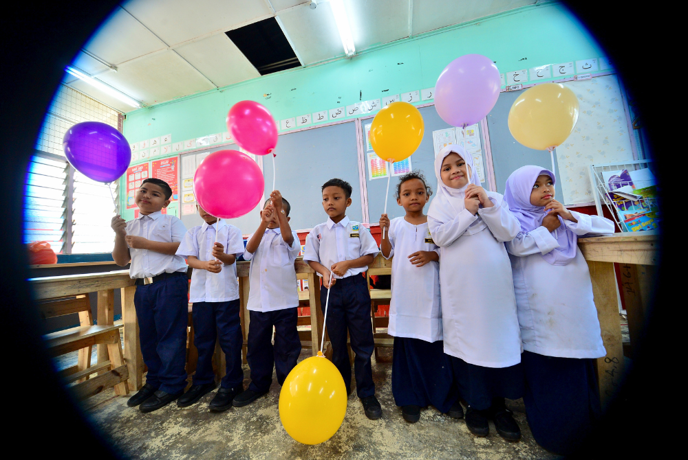 Murid gembira menerima belon di hari pertama persekolahan 2026.