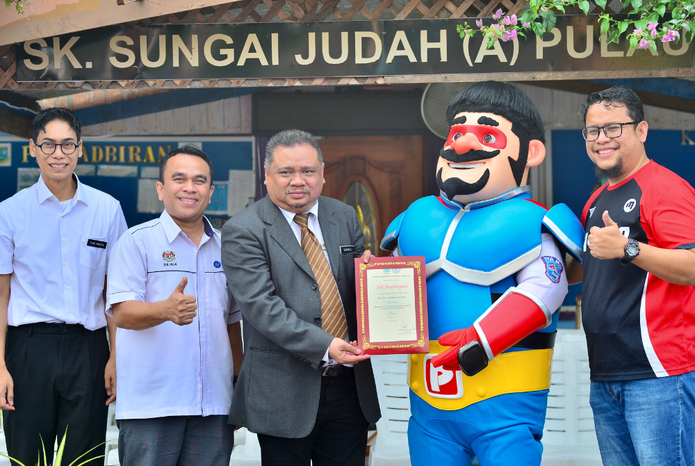 Samsul (tiga kiri) bersama maskot Papa Zola daripada Monsta.