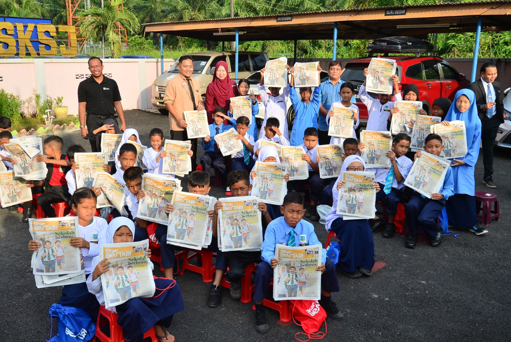 Pelajar menunjukkan sisipan Sinar Bestari siaran 12 Januari lalu.