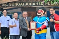 Samsul (tiga kiri) bersama maskot Papa Zola daripada Monsta.