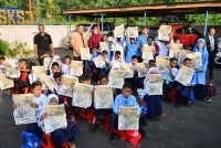 Pelajar menunjukkan sisipan Sinar Bestari siaran 12 Januari lalu.