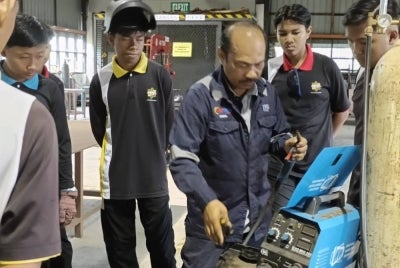 Sepanjang tempoh itu, Cikgu Ismail bukan sekadar mengajar di bilik latihan, malah membimbing pelatih dengan penuh kesabaran sehingga ramai yang berjaya membina keyakinan diri dan masa depan dalam bidang tersebut. Foto: Facebook Giatmara Muadzam Shah 