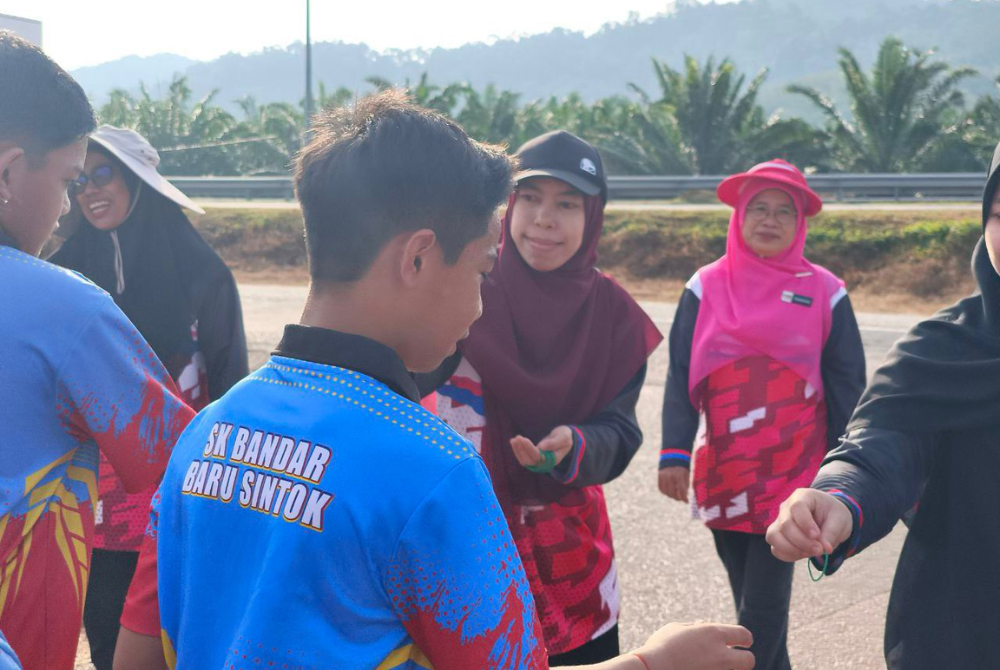 Pelajar menerima getah di setiap lokasi pemeriksaan sebagai bukti mereka menggunakan laluan yang betul.