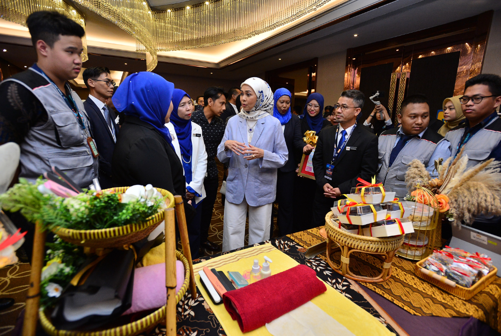 Tengku Permaisuri Selangor, Tengku Permaisuri Hajah Norashikin berkenan untuk melihat reruai daripada
beberapa sekolah.