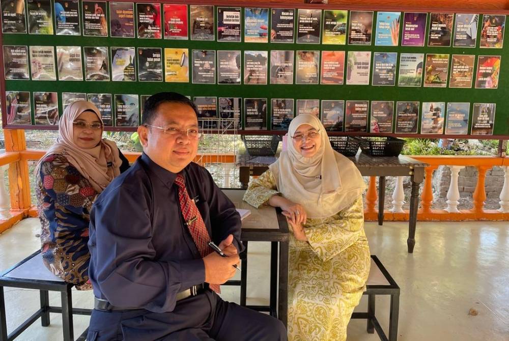 Pondok Lestari Bahasa merupakan hasil idea Dr Abdul Ghani (tengah) yang bertujuan menyemai kecintaan pelajar terhadap Bahasa Melayu.