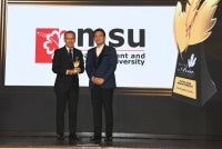 Rosli (kiri) menerima Anugerah Emas bagi pihak MSU baru-baru ini.