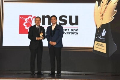 Rosli (kiri) menerima Anugerah Emas bagi pihak MSU baru-baru ini.