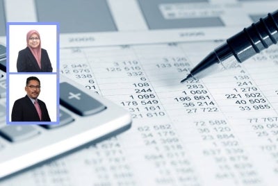 Namun secara realitinya, cabaran yang dihadapi lulusan Perakaunan semakin dinamik. Seorang penolong akauntan atau pembantu akauntan bukan lagi berperanan melakukan kerja rencam mengurus rekod dan dokumen semata-mata. Banyak tugasan tradisional melibatkan kemasukan data telah diambil alih sistem atau perisian di pasaran yang memproses lebih tepat, cepat dan produktif. Foto: Canva. Gambar kecil: Zuhaila Anida dan Profesor Madya Dr Lutfan