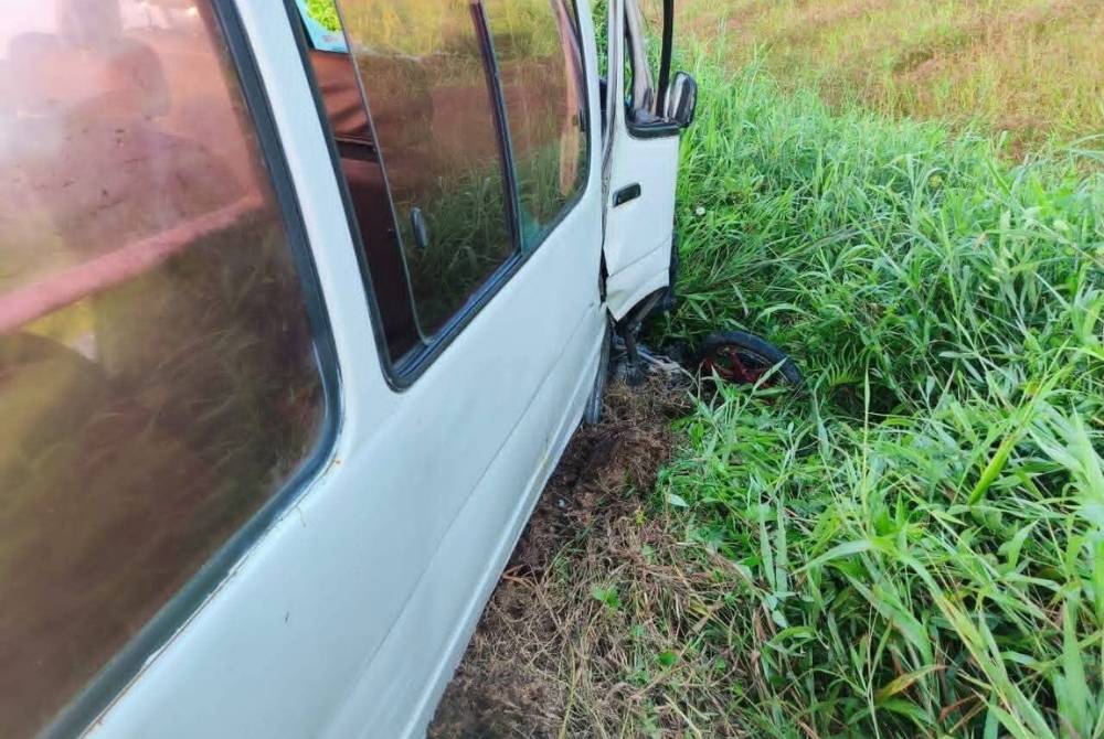 Ketua Polis Daerah Sri Aman berkata, kemalangan yang berlaku kira-kira jam 6.20 pagi tadi itu mengakibatkan penunggang yang berusia 60 tahun dan pembonceng maut di tempat kejadian. Gambar: Ihsan orang awam 