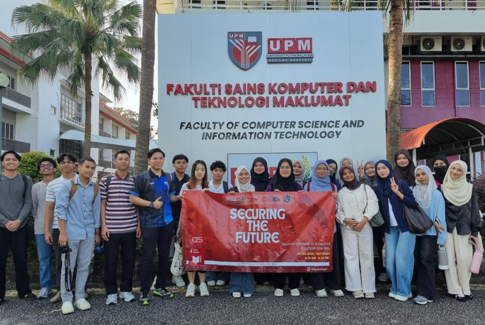 Sesi bergambar bagi program 'Securing the Future'. Para peserta terdiri sepenuhnya daripada pelajar jurusan Bachelor Sains Komputer (Rangkaian Komputer) dengan Kepujian, Fakulti Sains Komputer dan Teknologi Maklumat UPM.