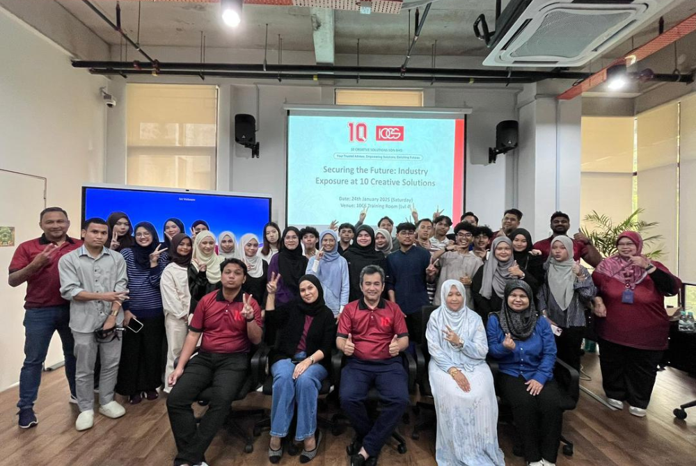 Sesi bergambar para peserta bersama barisan penceramah bagi program 'Securing the Future'.