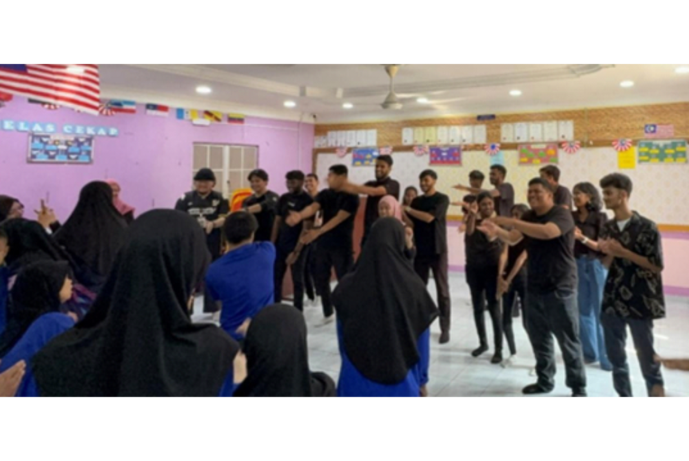 Mahasiswa dan anak-anak OKU menjalankan aktiviti dance freeze yang merangsang pergerakan, fokus dan kerjasama.