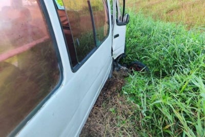 Ketua Polis Daerah Sri Aman berkata, kemalangan yang berlaku kira-kira jam 6.20 pagi tadi itu mengakibatkan penunggang yang berusia 60 tahun dan pembonceng maut di tempat kejadian. Gambar: Ihsan orang awam 