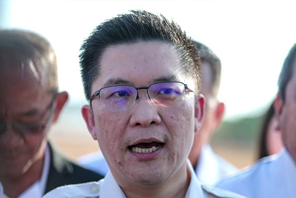 Timbalan Menteri Pendidikan bercakap kepada pemberita pada Majlis Pecah Tanah Sekolah Jenis Kebangsaan Cina Central Site. 