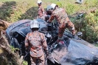 Nahas berlaku di Jalan Felda Moakil, Muar, kira-kira jam 1 tengah hari (Gambar JBPM)