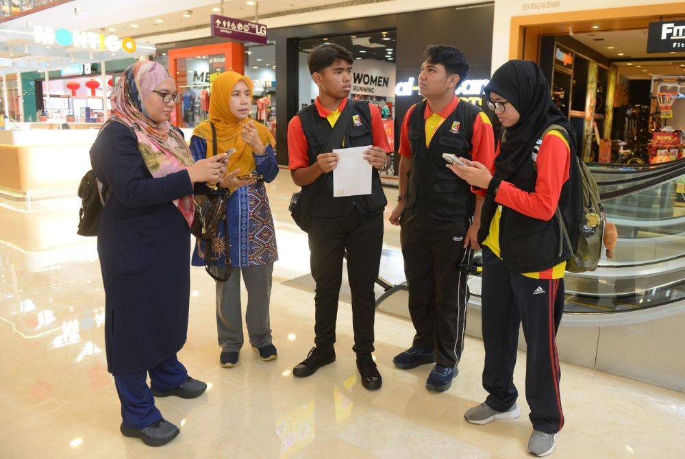 Pasukan Lensa Citra berbincang bersama-sama terlebih dahulu sebelum memulakan susunan video.