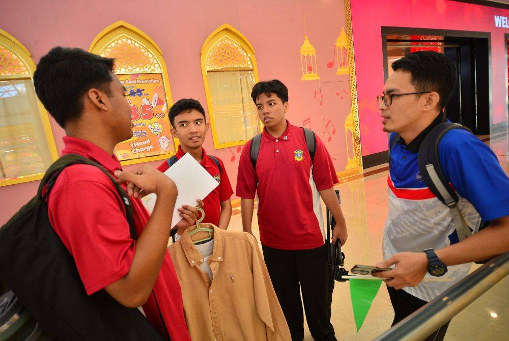 Peserta dan guru pengiring berbincang tentang idea pembikinan Vlog sebelum membuat rakaman. FOTO: MOHD HALIM ABDUL WAHID & ASRIL ASWANDI SHUKOR