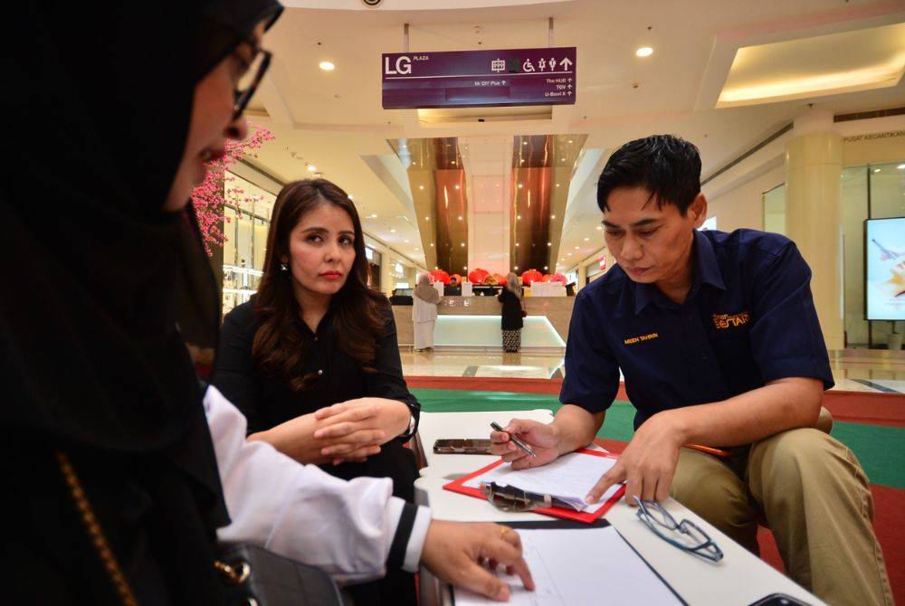 Pengetua Akademi Pendidikan Sinar Bestari, Meen Tahrin (kanan) dan Pengurus, Perhubungan Awam & Komunikasi Suria KLCC Sdn Bhd, Sherina Khairi selaku juri sedang mengira markah. FOTO: MOHD HALIM ABDUL WAHID & ASRIL ASWANDI SHUKOR