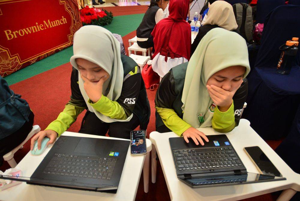 Apabila masa diperuntukkan hampir tamat, peserta mula berasa tertekan untuk menyiapkan tugasan yang diberikan. FOTO: MOHD HALIM ABDUL WAHID & ASRIL ASWANDI SHUKOR