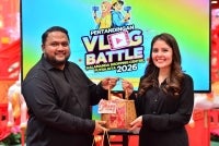 Pengurus Besar Pengiklanan Sinar Karangkraf, Airol Fadley Limin (kiri) menyampaikan cenderahati kepada Sherina sebagai tanda terima kasih rakan kolaborasi. Foto: MOHD HALIM ABDUL WAHID & ASRIL ASWANDI SHUKOR 