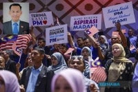 Hanya dengan komitmen menyeluruh, kepercayaan rakyat dapat dipelihara dan tadbir urus negara terus kekal utuh serta bermaruah, berteraskan semangat 'Negara Kita Jaga, Kita Pertahankan'. Gambar kecil: Muhamad Azuan.