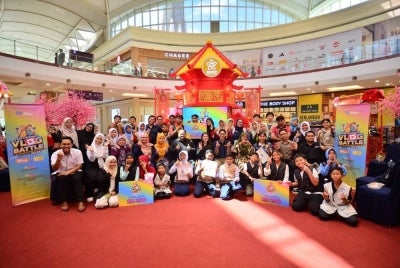 Peserta dan guru-guru pengiring serta rakan kolaborasi bergambar sebagai kenangan di Vlog Battle 2026 @Alamanda Shopping Centre, Putrajaya. FOTO: MOHD HALIM ABDUL WAHID & ASRIL ASWANDI SHUKOR