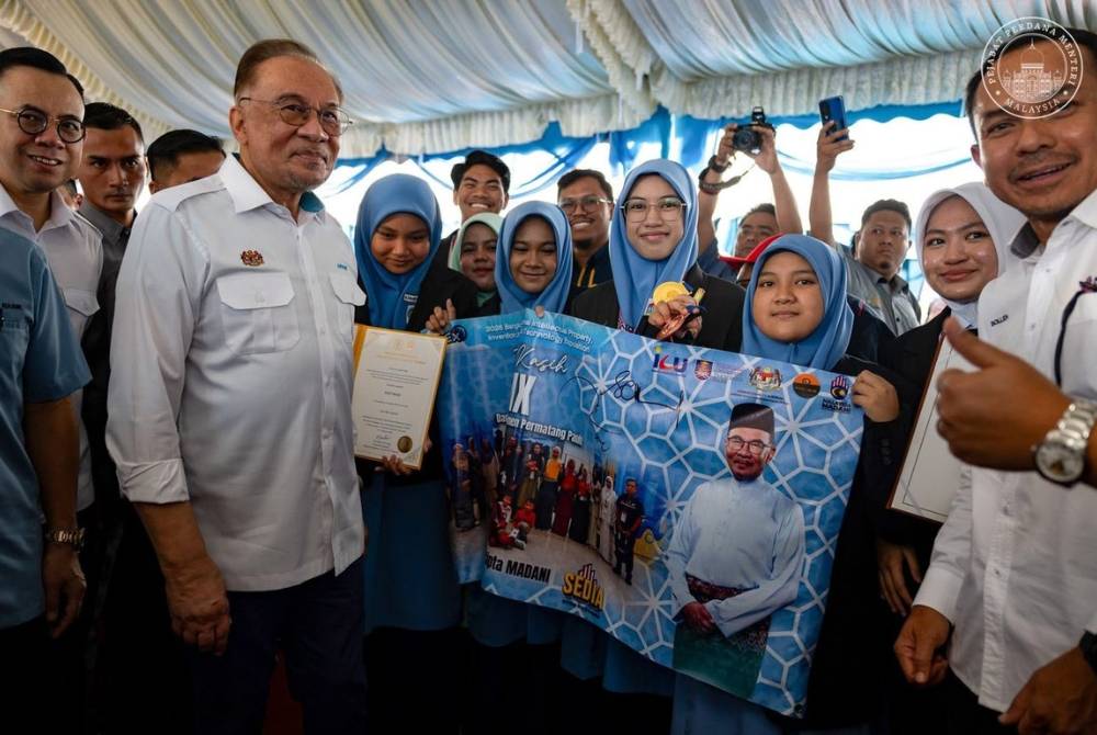 Kehadiran Perdana Menteri menambah seri acara apabila beliau meluangkan masa menyantuni delegasi pelajar dan pembimbing.