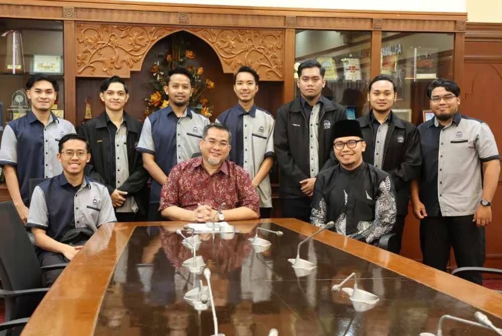 Sharifudin (duduk, tengah) bersama pelajar USIM yang dipilih menjadi imam solat tarawih di Jepun. 