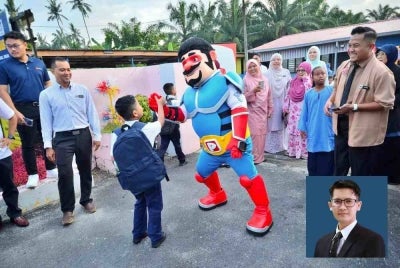 Papa Zola digambarkan perlu melakukan beberapa pekerjaan dalam satu masa, di samping tetap memikul tanggungjawab sebagai ketua keluarga. Gambar kecil: Che Mohd Farhan.