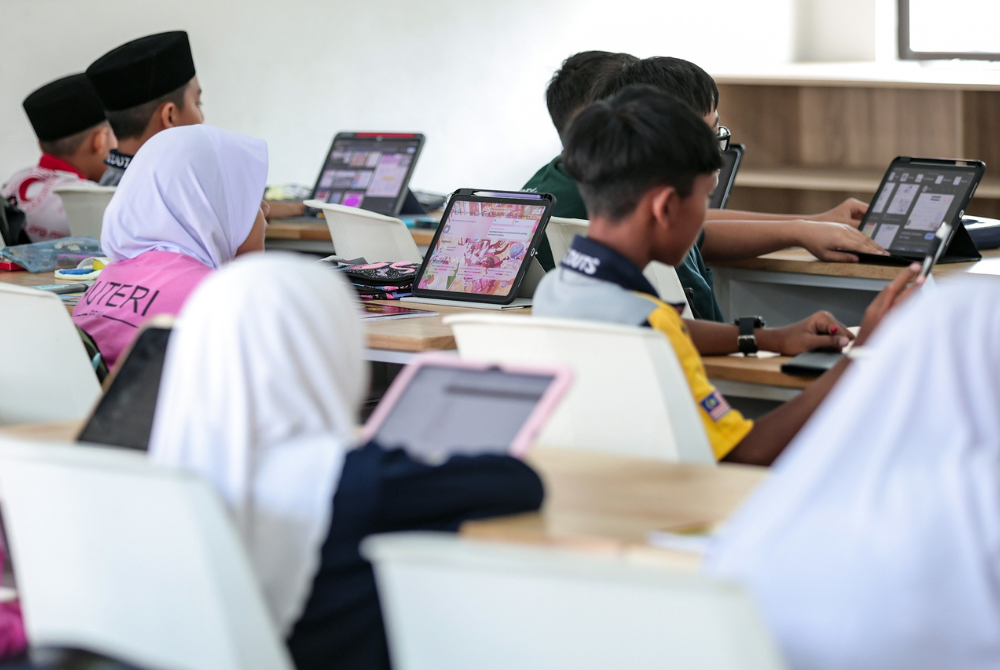 Murid-murid menggunakan iPad semasa mengikuti aktiviti pembelajaran di Sekolah Kebangsaan Tasek Utara, Johor Bahru baru-baru ini.