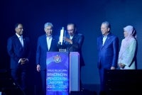 Anwar menyempurnakan gimik peluncuran Rancangan Pendidikan Negara (RPN) 2026-2035 di Pusat Konvensyen Antarabangsa Putrajaya (PICC) bulan lalu. Turut sama Timbalan Perdana Menteri, Datuk Seri Dr Ahmad Zahid Hamidi (dua dari kiri) dan Datuk Seri Fadillah Yusof (dua dari kanan); Fadhlina dan Menteri Pendidikan Tinggi, Datuk Seri Dr Zambry Abd Kadir (kiri).