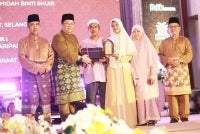 Menurut Ainin Saheela, anugerah yang diterima disifatkan sebagai satu penghargaan besar terhadap segala usaha, disiplin dan pengorbanan yang dilalui sepanjang bergelar pelajar tahfiz, selain menjadi pembakar semangat untuk terus memperbaiki diri pada masa hadapan. Foto: Facebook Darul Quran JAKIM
