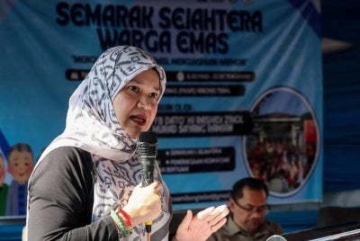 Fadhlina menyampaikan ucapan pada Program Semarak Sejahtera Warga Emas di PAWE Nibong Tebal. 