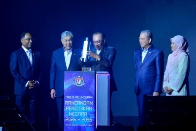 Anwar menyempurnakan gimik peluncuran Rancangan Pendidikan Negara (RPN) 2026-2035 di Pusat Konvensyen Antarabangsa Putrajaya (PICC) bulan lalu. Turut sama Timbalan Perdana Menteri, Datuk Seri Dr Ahmad Zahid Hamidi (dua dari kiri) dan Datuk Seri Fadillah Yusof (dua dari kanan); Fadhlina dan Menteri Pendidikan Tinggi, Datuk Seri Dr Zambry Abd Kadir (kiri).
