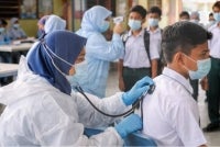 PKD Pontian melaksanakan sanitasi dan pembersihan menyeluruh di kawasan yang dikenal pasti berisiko bagi memastikan keselamatan warga sekolah dan komuniti setempat. (Gambar hiasan)