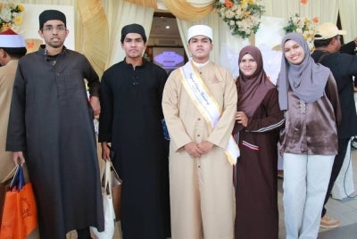 Muhammad Ariffin (tengah) berjaya menamatkan hafazan al-Quran dalam tempoh 13 bulan dengan jumlah tujuh kali khatam. Foto: Facebook Darul Quran JAKIM