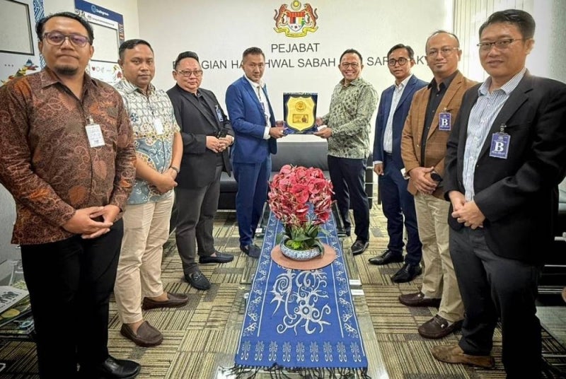 Nor Hasnal (empat dari kiri) ketika lawatan kerja rasmi DPDDM bersama KNDB ke Pejabat Menteri di Jabatan Perdana Menteri (Hal Ehwal Sabah & Sarawak) baru-baru ini. 