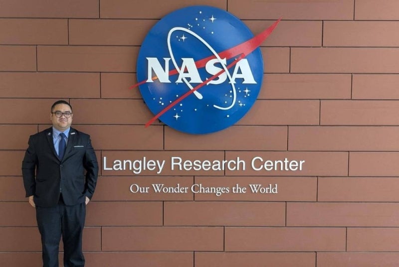 Raja Akif kini berada di barisan hadapan penyelidikan penerbangan moden di Amerika Syarikat selepas berjaya menggenggam PhD Kejuruteraan Aeroangkasa. Foto: Facebook MARA USA 