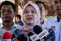 Fadhlina (foto) ketika ditemu bual pemberita pada Majlis Serahan Smartboard Prasekolah dan Pelepasan Susu UHT Farm Fresh Grow Percuma Murid Prasekolah Seluruh Negeri Pulau Pinang di Sekolah Kebangsaan Bandar Tasek Mutiara. 