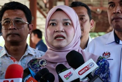 Fadhlina (foto) ketika ditemu bual pemberita pada Majlis Serahan Smartboard Prasekolah dan Pelepasan Susu UHT Farm Fresh Grow Percuma Murid Prasekolah Seluruh Negeri Pulau Pinang di Sekolah Kebangsaan Bandar Tasek Mutiara. 