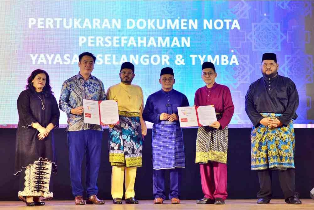 Amirudin (tiga dari kanan) menyaksikan pertukaran dokumen nota persefahaman bersama Yayasan Selangor dengan TYMBA. Foto: Asril Aswandi Mohd Syukur