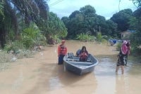 Antara pelajar yang dipindahkan keluar dari kawasan masing-masing untuk dibawa ke sekolah oleh anggota APM.
